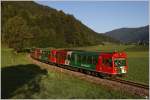 Triebwagen 32 der STLB fhrt als 3 teiliger Schlerzug R 8700 von Murau nach Unzmarkt. 
Frojach 28.06.2011