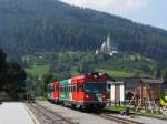 STLB Triebwagen VT 35 und Steuerwagen VS 42 der Murtalbahn von Murau kommend bei Einfahrt in Tamsweg im Lungau, im Hintergrund die Wallfahrtskirche St.