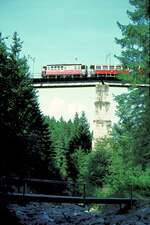 Stubaitalbahn__Zug auf der Mutterer Brücke (Mühlgrabenviadukt).