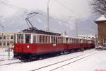 Im Januar 1980 wartet ein Zug im Stubaitalbahn in Innsbruck auf die Abfahrt nach Fulpmes. Diese Bahn wurde 1904 als erste Einphasen-Wechselstrombahn der Welt in Betrieb genommen. Wegen des abweichenden Stromsystems wurde sie erst 1983 nach Umstellung auf Gleichstrom in das Netz der IVB integriert. Bis zu diesem Zeitpunkt verkehrten auf ihr die aus der Zeit der Eröffnung stammenden Fahrzeuge. Die Triebwagen wurden von der Grazer Waggonfabrik und AEG-Union hergestellt.