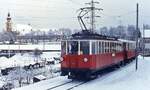 Ein Zug der Stubaitalbahn hat im Januar 1980 gerade den Stubaitalbahnhof in Innsbruck verlassen