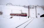 Bei leichtem Schneefall ist ein Zug der Stubaitalbahn Anfang Januar 1980 bei Natters in Richtung Innsbruck unterwegs