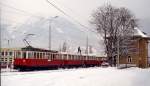 Tw 4 der Stubaitalbahn Anfang Januar 1980 im Innsbrucker Stubaitalbahnhof. Vor der Fahrt wurden die Dächer der Beiwagen vom Schnee gereinigt.