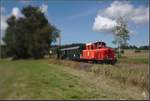 2091.09 mit einem historischen Personenzug, aufgenommen auf einer bestens organisierten Fotofahrt auf der Strecke zwischen Heidenreichstein und Altnagelberg.