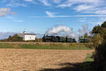 Mh.1 (399.01) hat am 9.10.2020 den Bahnhof Weitra verlassen und fährt nun auch am Schloss Weitra vorbei.