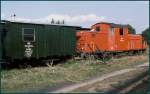 2091.10 und Mannschaftswagen 97008 vor dem Schmalspudepot Gmnd/N. (Archiv 09/75)