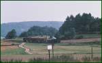 399.01  mit einem Personenwagen und drei geschemelten Gterwagen nhert sich der Station Weitra auf der Strecke nach Gross Gerungs.