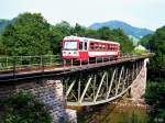 5090 009 berquert auf der Fahrt nach Ybbsitz die Ybbs bei Gstadt (14. August 1998).