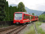 Nachschuss auf die aus Aschau talaufwärts ausfahrende Zillertalbahn R163  nach Mayrhofen; 07.06.2018

