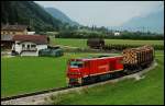 sterreichurlaub 2008 - Zillertalbahn: Blick aus der Pension in Richtugn Bahn. Die D 13 der Zillertalbahn ist mit einem Gterzug in Richtung Fgen unterwegs. Aufgenommen am 31.August 2008 in Strass(i.Zillertal). Die Wagen sind auf Rollbcken aufgesetzt.