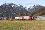 Vor dem Bergmassiv der Eisenerzer Alpen mit dem 2214m hohen Gößeck fährt die 2016 922 mit einem Unkrautspritzwagen als Messfahrt am 18.12.2024 von Wald am Schoberpass nach Kraubath hier