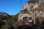 Am Morgen des 28.2.2019 fährt der  Semmering-Pers  4023 011 als R6478 von Semmering nach Payerbach-Reichenau hier kurz vor Breitenstein bei der Durchfahrt durch den  Kleiner-Krausel-Tunnel .

Ja mit ein wenig klettern öffentlich zugänglich.

