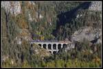 2 x 1144 fahren am 17.10.2019 mit einem Güterzug am Krauselklauseviadukt talwärts.