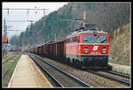 1042 677 fährt am 4.03.1998 mit einem Güterzug durch die Haltestelle Schlögmühl.