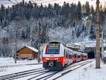 Semmering. Der Semmering-Pass ist ein fast 1 Kilometer über Seehöhe gelegener Gebirgspass. Dementsprechend gibt es hier im Winter große Schneemengen, so auch Anfang Dezember: Am 7. Dezember 2024 fährt der ÖBB cityjet 4744 538 als Regionalbahn von Mürzzuschlag nach Wiener Neustadt in den Bahnhof Semmering ein.