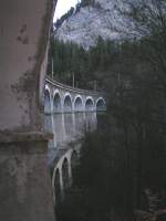 Das grte Viadukt auf der Semmeringstrecke - die  Kalte Rinne  am 3.12.2004