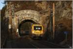 Im Morgenlicht zieht der BB Werbeochse 1216 210  Kapsch , den EC 78  Gustav Klimt  ber den Semmering, fotografiert beim 14m langen Krausel Tunnel nahe Breitenstein.
10.3.2012