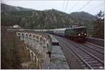 ber das grte Bauwerk am Semmering, dem Kalten Rinne Viadukt, fhrt 1040.01 mit dem BB Nostalgiesonderzug SR 14222 von Mrzzuschlag nach Wien FJB. Gloggnitz 6.1.2012