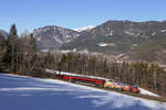 ÖAMTC 1116.153 hat mit RJ-559 vor der Kulisse des Schneeberges den Steinbauer-Tunnel am Eichberg verlassen.