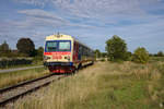 Triebwagen 5047 027 kurz vorm Erreichen des Bahnhof Bockfließ.