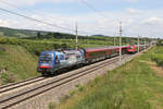 RJ Begegnung in den Weinbergen bei Pfaffstätten,durch  Achensee  1216.019 mit RJ-133 und einer roten 1216er mit RJ-76 am 3.6.18