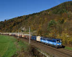 Aufgrund der Umwetter in der letzten Woche und der daraus resultierenden Verspätungen ist der WLC-Hackschnitzelzug 42003 mit dem planmäßigem CD-Vectron (383.002) am 31.Oktober 2018 auf der Südbahn bei Tageslicht gefahren, und wurde von mir bei Peggau-Deutschfeistritz fotografiert.
