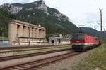 Die 1144 222 und die 1142 685 stehen mit dem DG55072 am 22.7.2019 im Bahnhof Mixnitz-Bärenschützklamm vor der Kulisse der  Roten Wand  und warten auf die Weiterfahrt in Richtung Wien Zvb.