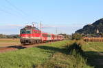 Die 1142 667 bringt am Nachmittag des 21.9.2015 den R4146 von Spielfeld-Straß nach Graz Hbf hier kurz hinter dem Bahnhof Wildon.