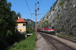 Der DG54052 von Villach Süd Gvbf nach Wien Zvb bespannt am 6.6.2019 von der 1144 229 und 1144 045 beim ehemaligen Stellwerk 2 in Breitenstein.