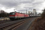 Der mit knapp 1200t Aluminiumoxid beladene GAG49600 von Spielfeld-Straß nach Bratislava-Petrzalka steht am 5.2.2020 im Bahnhof Retznei vor der tollen Kulisse des Lafarge Zementwerks und wartet