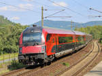 Raach. Nachschuss: Am 28.08.2020 hing 8090 853 auf railjet 653, hier in Raach. 