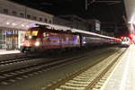 Mit dem NJ464 von Graz Hbf nach Zürich HB stand am Abend des 12.2.2021 die 1016 048  Niederösterreichischer Landesfeuerwehrverband  in Graz Hbf und wartet auf die Abfahrt in Richtung