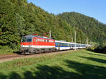 Die RPS 1142 671 brachte am Abend des 25. September 2021 einen Sonderzug der MÁV Nosztalgia von Graz nach Hegyeshalom, und wurde von mir im letzten Abendlicht in Pernegg an der Mur fotografiert.