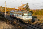 In den letzten Sonnenstrahlen des 27.10.2021 kam noch dieser Grampetcargo Lokzug mit 1142 656 an der Spitze vorbei.