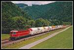 1044 085 fährt mit einem Güterzug am 14.06.2002 zwischen Bruck/Mur und Pernegg Richtung Süden.