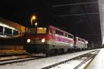 Im noch mit Schnee bedeckt Bahnhof Kapfenberg steht früh am Morgen des 4.2.2023 der DG54701 bespannt mit der 1142 667 und der 1142 627.