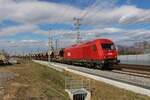 Am 21.3.2023 war die 2016 082 als Arbeitszuglok A01Wr bei Werndorf mit dem Schotterzug unterwegs auf das neue Verbindungsgleis von der Koralmbahn auf die Südbahn in Richtung des zukünftigen