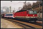 1044 200 mit Sondergüterzug in Bruck an der Mur am 22.01.2001.