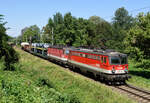 Recht eigentümlich mag einem auf dem ersten Blick ein E-Lok Tandem vor einem Güterzug bestehend aus drei Wagen erscheinen.