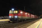 Im Bahnhof Neunkirchen NÖ stehen tief in der Nacht des 1.2.2024 die 1144 263 und die 1116 052 mit einem gemischten Güterzug von Wien Zvb kommend Richtung Graz Vbf und warten auf die