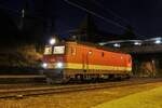 Knapp nach der blauen Stunde am Abend des 18.2.2024 steht die 1144 232 im Bahnhof Spielfeld-Straß vor der Silhouette des Schloss Spielfeld und wartet auf die Ankunft des EC150, der