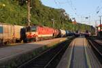 Die ersten Sonnenstrahlen leuchten am Morgen des 16.7.2024 über den Bahnhof Spielfeld-Straß als die 1144 117 mit einem Kesselwagenganzzug von Wien kommend in den Bahnhof rollt.