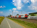 Feldkirchen. Der Regionalexpress REX 1981 von Graz nach Bad Radkersburg, wurde am 20.08.2024 vom Steuerwagen 8073.050 angeführt, hier beim Bahnhof Flughafen Graz-Feldkirchen.