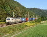 Am Abend des 23. August 2024 brachte die 383 211 den aus Koper kommenden Containerzug 40591 nach Tschechien, und wurde dabei von mir in Pernegg fotografiert.