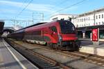 Am sonnigen 1.11.2024 schob die 1116 272 die Railjet Garnitur 55  als RJ653 von Wien Hbf nach Graz Hbf hier kurz nach der Ankunft am Zielbahnhof.