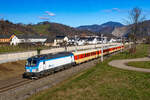 Stübing. Am 30.11.2024, veranstalteten die Eisenbahnfreunde Lienz einen Sonderzug von Lienz nach Graz. Dabei wurde bis in die zweitgrößte Stadt Österreichs, der Zug bestehend aus vier ehemaligen ÖBB Schlierenwagen in Jaffa-Farbgebung vom České dráhy 193-684 bespannt. Das Gespann ist hier bei der Durchfahrt in Stübing zu sehen.