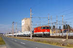 Kalsdorf. Seit Anfang 2025 verrichtet die 2143 072 von Austrovapor ihre Dienste auf Anschlussbahnen in Kalsdorf. Hier zieht die Maschine am 03.03.2025 einen Autozug aus einem Betriebsgelände auf das elektrifizierte Netz.