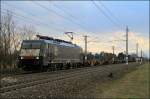 Bei schon sehr schlechtem Abendlicht fuhr am 21.03.13 189.158 mit einem Containerzug von Neunkirche/N kommend auf Wr.Neustadt zu.