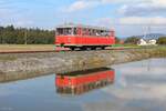 Kurz hinter der ehemaligen Haltestelle Prarath fährt in der herrlichen Herbstsonne des 18.10.2015 der VT10.02 von Gleinstätten Richtung Wies-Eibiswald.
Auf der 1907 eröffnete und 1967 eingestellte Sulmtalbahn war der  Rote Blitz  einst täglich zwischen Leibnitz und Wies-Eibiswald unterwegs und erfreute sich großer Beliebtheit.