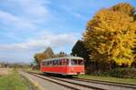 Eine herbstliche Sonderfahrt fand am 18.10.2015 auf dem Reststück der 1967 eingestellten Sulmtalbahn mit dem VT10.02 statt.
Hier im Bahnhof Gleinstätten steht der legendäre  Rote Blitz  vor dem herbstlichen Bahnhofsgebäude. Ca 100m hinter der Weiche endet die Strecke.